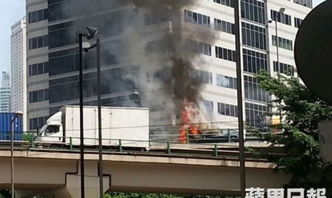 Ferarri FF вспыхнул на шоссе в Гонг Конге